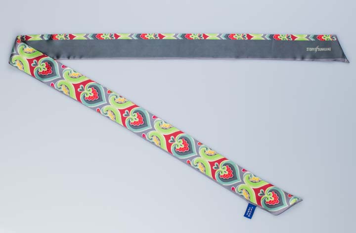 “领秀狗”160x6厘米小丝巾